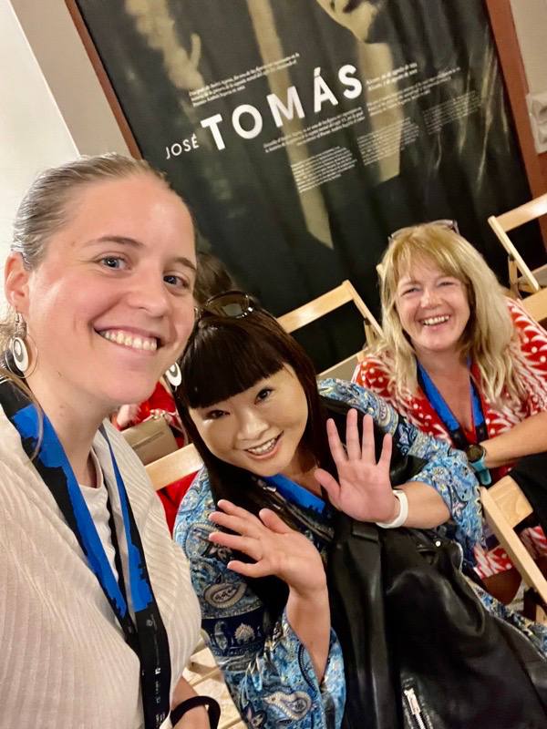 Attendees sharing a joyful moment at the Alicante Nomad Summit